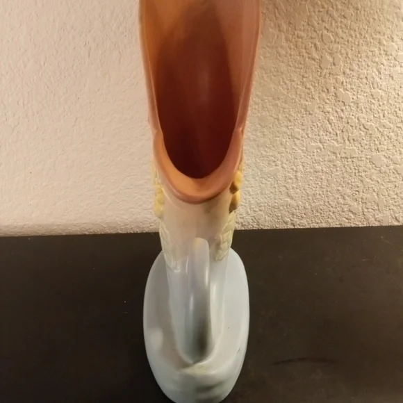 GORGEOUS Hull USA 9" Cornucopia Vase.